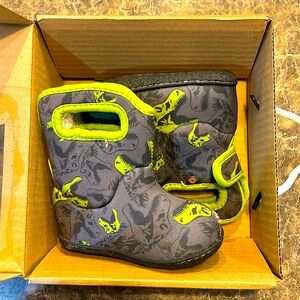 Toddler size 4 winter bog boots ❄️
VGUC ships in box